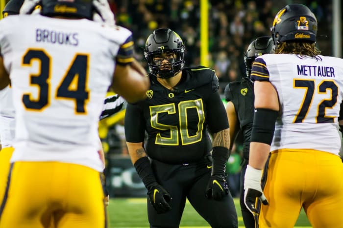 Oregon Ducks defensive lineman Popo Aumavae against the California Golden Bears in 2021.